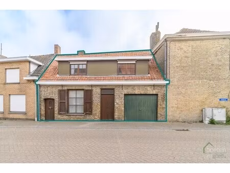 beauvoorde: te renoveren rijwoning met 3 slaapkamers en terras in het historische hart van