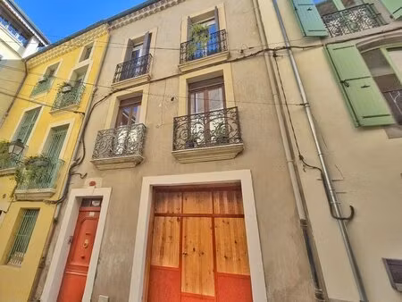 emplacement exceptionnel dans le centre historique : maison de ville avec fort potentiel..