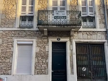 bel immeuble en pierre- 130 m²- emplacement stratégique