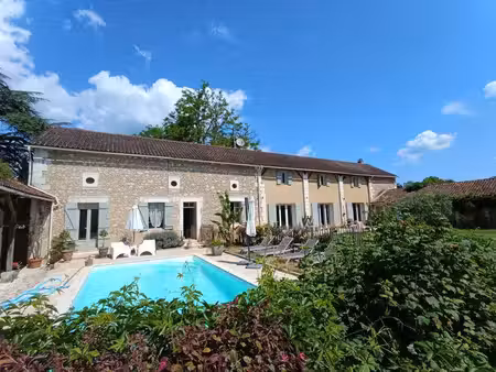 maison en pierre avec gîte et dépendances du château avec jardin et piscine proche...