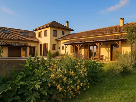 une maison d'habitation spacieuse avec piscine