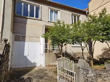 maison de village avec garage et petit extérieur