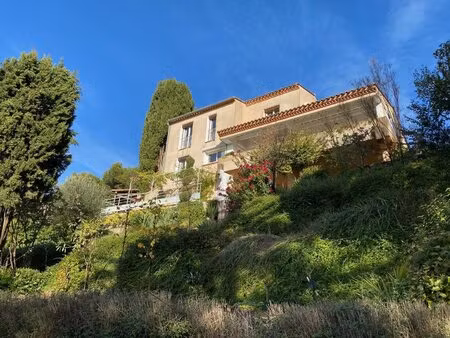 villa d'architecte haut de gamme avec vue panomarique sur la cité et les pyrénées