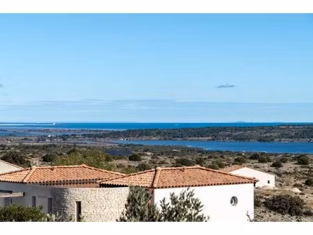 villa avec piscine  vue dégagée sur les étangs et la mer  à fitou.