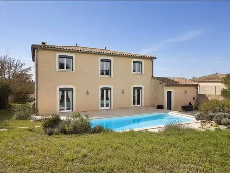propriété de standing  8 pièces  5 chambres avec piscine et jardin