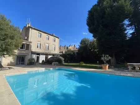ensemble immobilier avec jardin  piscine et vue sur la cité médiévale