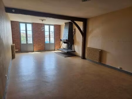 appartement de 132 m2  au 1er étage d'un immeuble en centre-ville  atelier  garage et...