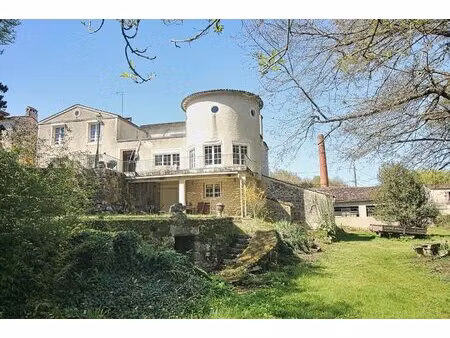 résidence exceptionnelle de quatre chambres avec vue sur la rivière et la forêt.