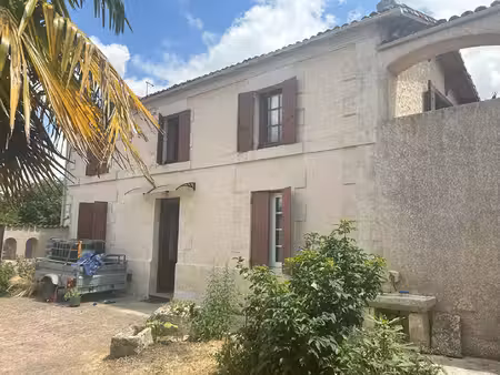 maison de caractère avec grandes dépendances et jardin de 1 200 m²
