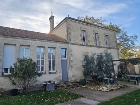 propriété de trois chambres avec gîte  près de surgères