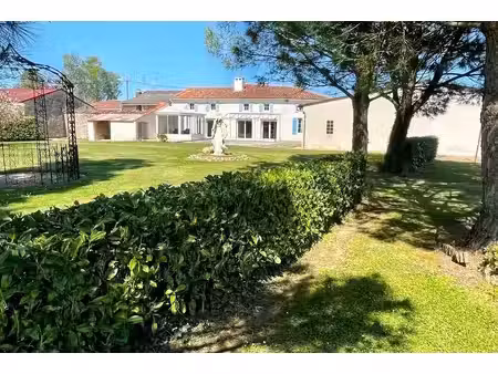 maison charentaise avec jardin arboré d'exception