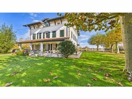 au coeur d'un parc clos et arboré de près de 2 hectares  la maison avec 450 m² habitables