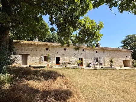 ancienne ferme de caractère du xviie siècle entièrement rénovée avec piscine  dépendances.