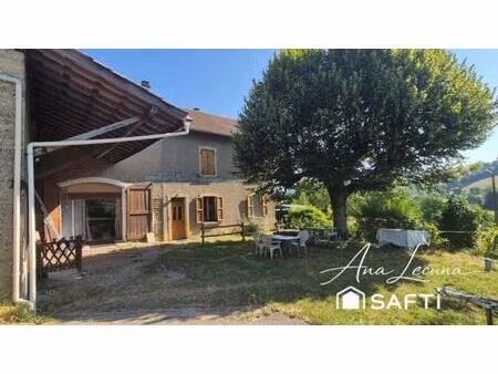 authentique maison en pisé avec grange  source naturelle et près d’1 hectare de terrain