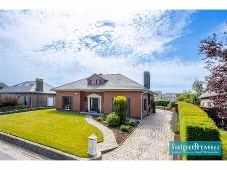 statige en uitstekend onderhouden bungalow met zuidwest g...