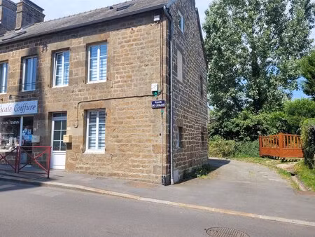 impeccable propriété de village avec jardin et parking