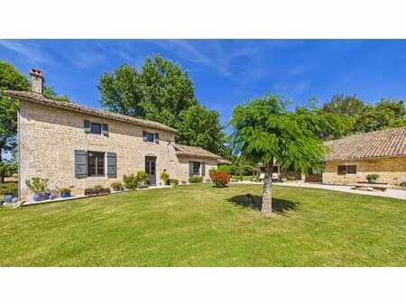authentique demeure de charme du xviii? siècle avec grange  dépendances et jardin paysager