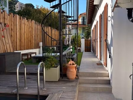 maison atypique de 51m2 en rez-de-jardin + 11m2 de dépendance  avec piscine et garage – ni