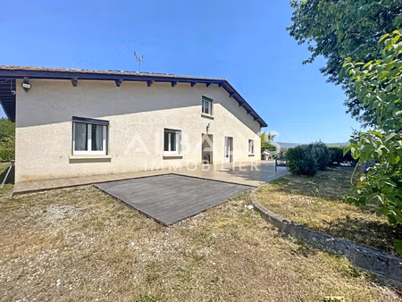 maison familiale d'environ 180m2 avec garage et jardin.