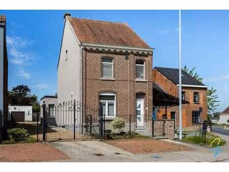 maison semi-ouverte avec 4 chambres et 2 salles de bains