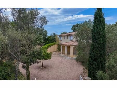 villa familiale à lecci avec grand terrain clos  dépendance et piscine