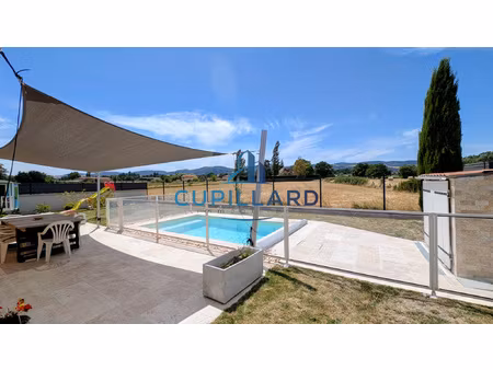 villa récente de plain-pied avec piscine - vue côte roannais