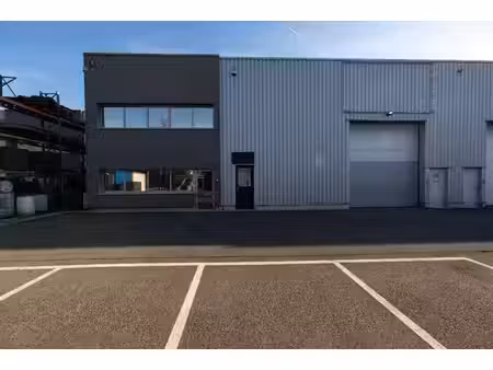 kmo unit met 8 parkeerplaatsen en instapklare kantoren