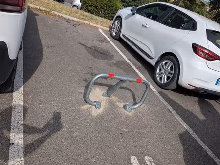 place de parking extérieure avec arceau face pharmacie des baumes