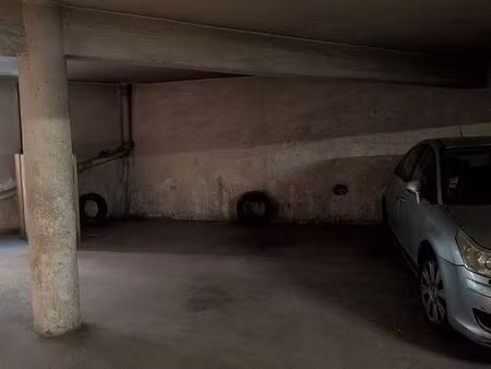 place de parking spacieuse et sécurisée