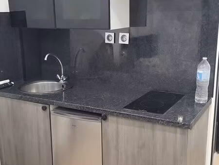 charmant studio rénové et climatisé ( toutes charges comprises)
