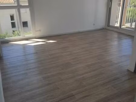 t3 60 m² 2 chambres – balcon loggia cave 3 ème étage ascenseur  salon-de-pce proche cv à p