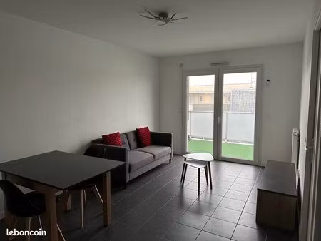t2 de 42m2 + terrasse + parking sécurisé
