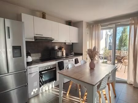 ? t2 entièrement meublé refait à neuf – terrasse + garage fermé – montpellier château d’ô