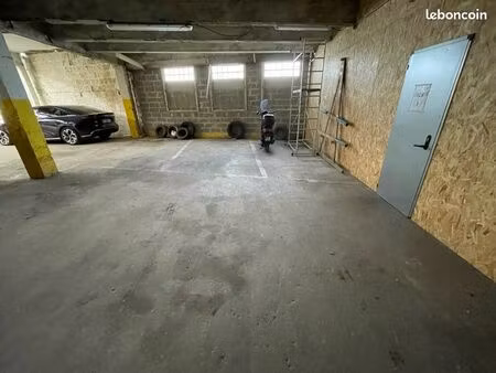 place de moto dans parking sécurisé