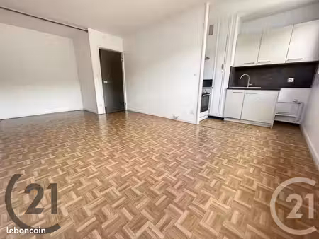 studio 1 pièce 28 m²