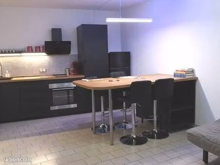 p2 climatisé avec terrasse et parking