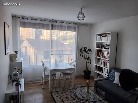 t3 meublé traversant 53m² avec balcon et parking – saint-cyprien / patte d'oie