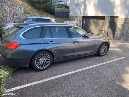 parking extérieur voiture dans résidence récente