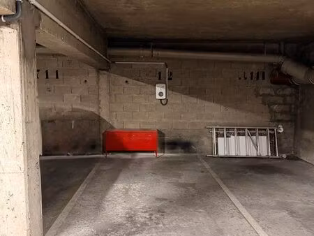 place de parking sécurisée + borne électrique