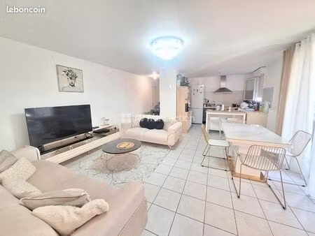 superbe t4 meublé de 80 m² (immeuble 2011 - très économe) avec terrasse & garage sécurisé 