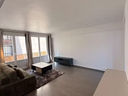 superbe 2 pièces traversant avec balcon – lumineux  meublé et prêt à vivre – rue taine