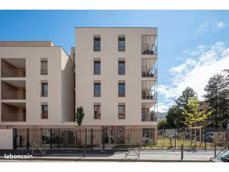garage à vendre entre la place du promenoir et le parc vermorel