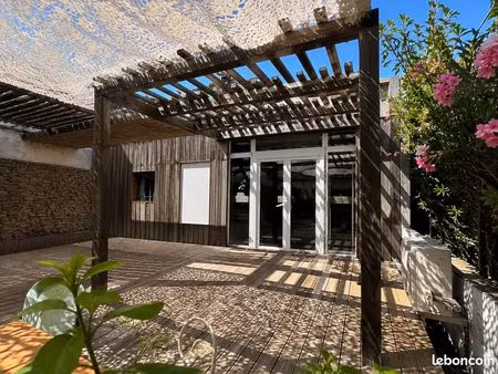 location local commercial avec terrasse extérieur140m2 à hyères / zone st martin