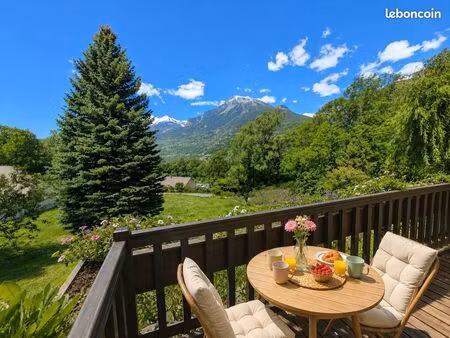 propriété composée d'une maison d'habitation - d'un logement indépendant - et d'un terrain