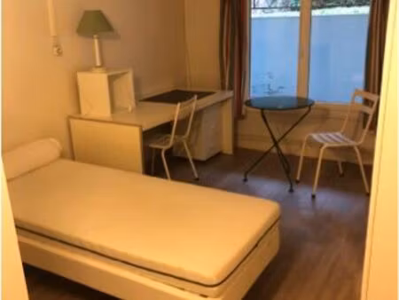 studette meublée de 16m2 au calme à auxerre proche centre-ville 299 (charges comprises)