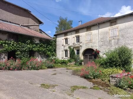 ferme de caractère habitable   3 chambres  en partie rénovée dépendances et beau jardin de
