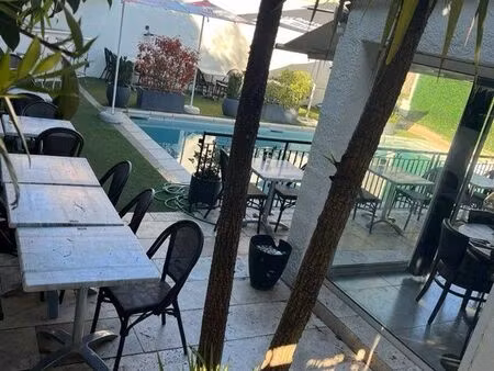 restaurant avec terrasse  piscine  bar extérieur et parking – gardanne