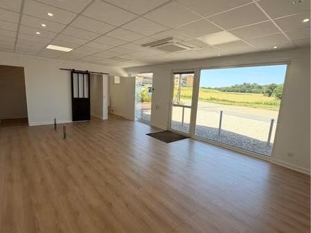 local commercial 50 m² avec vitrine et 4 parkings – 790 /mois »