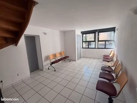 local professionnel avec salle d'attente