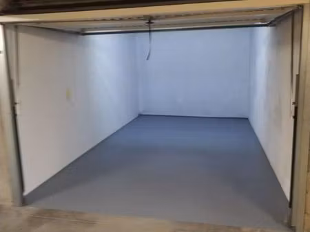 grand garage fermé de standing sécurisé